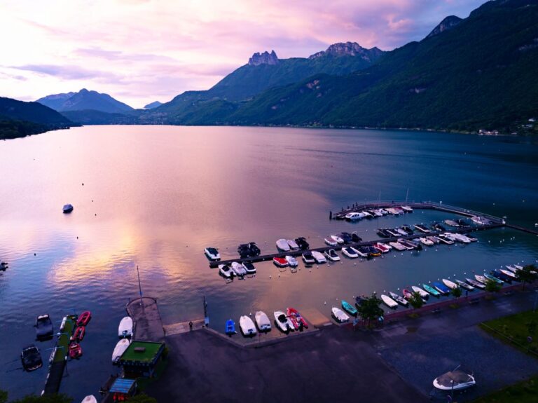 Photo en drone du port de Doussard au Lac d'Annecy