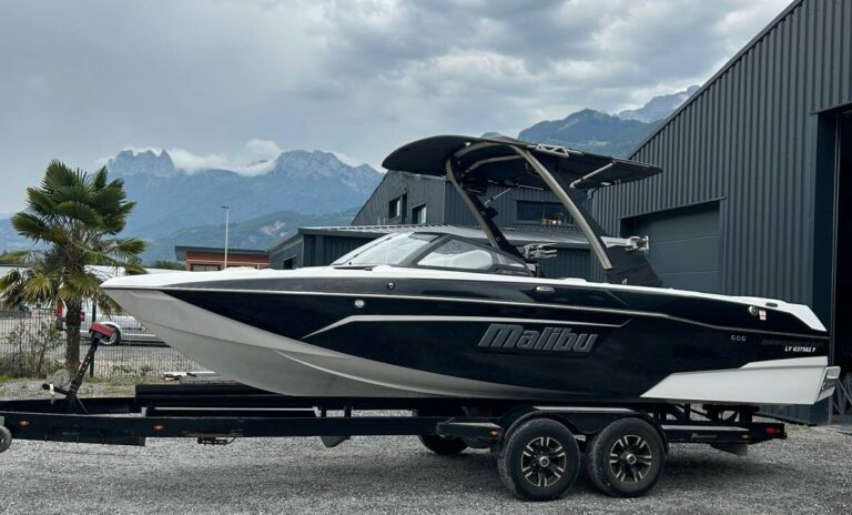 Bateau Malibu sur remorque